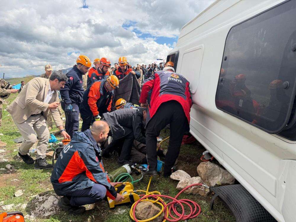 Yolcu otobüsü devrildi! Ölü ve çok sayıda yaralı var 6